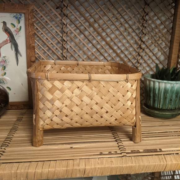 Woven square footed basket